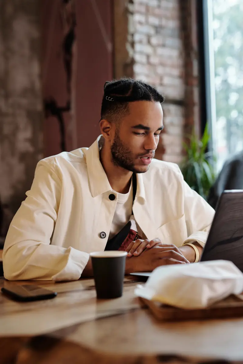 coffee-shop dating photo background 9 — natural lifestyle